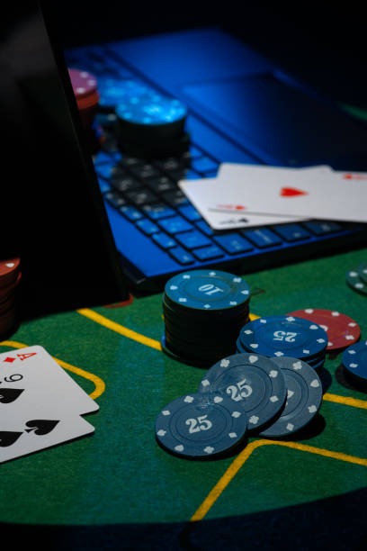 Live dealer spinning roulette ball